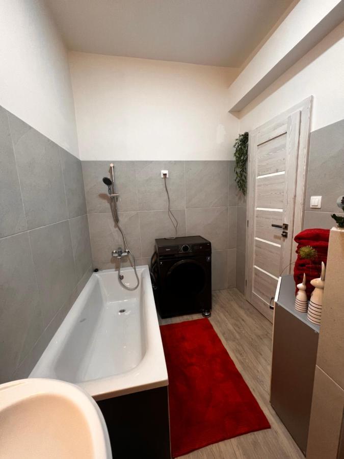 Apartmany V Centre - Vlastna Izba So Spolocnou Kuchynou A Kupelnou Moze Byt Zdielana 2 Inymi Izbami Martin Luaran gambar