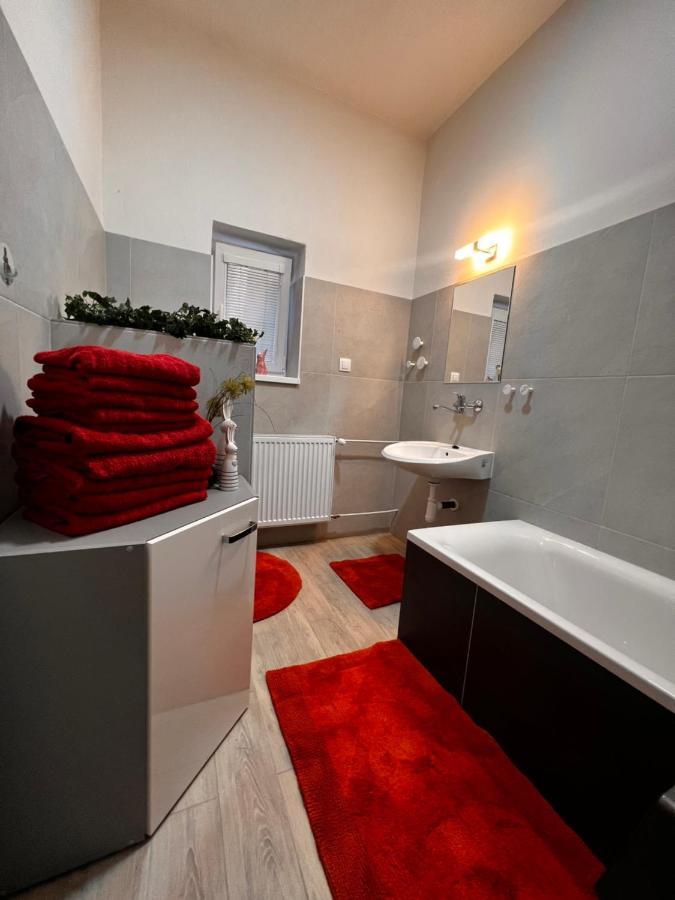 Apartmany V Centre - Vlastna Izba So Spolocnou Kuchynou A Kupelnou Moze Byt Zdielana 2 Inymi Izbami Martin Luaran gambar